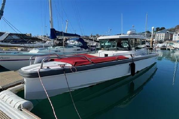 Axopar 28 Cabin